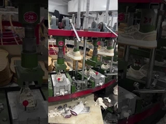 캐주얼 신발과 스포츠 신발 생산에서 지능형 생산 장비를 사용하여 신발을 만듭니다.